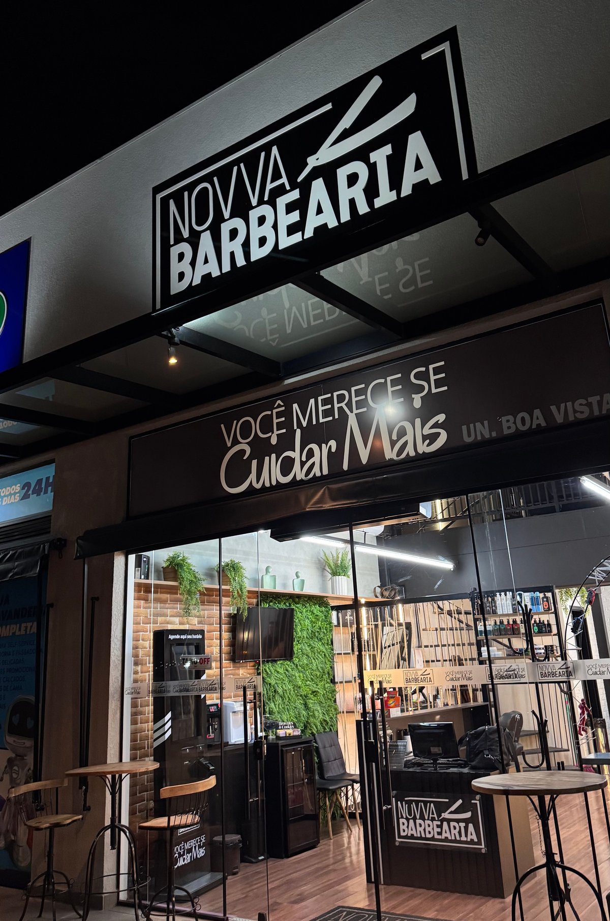Banco orgânico em pedra clara com jardim interno