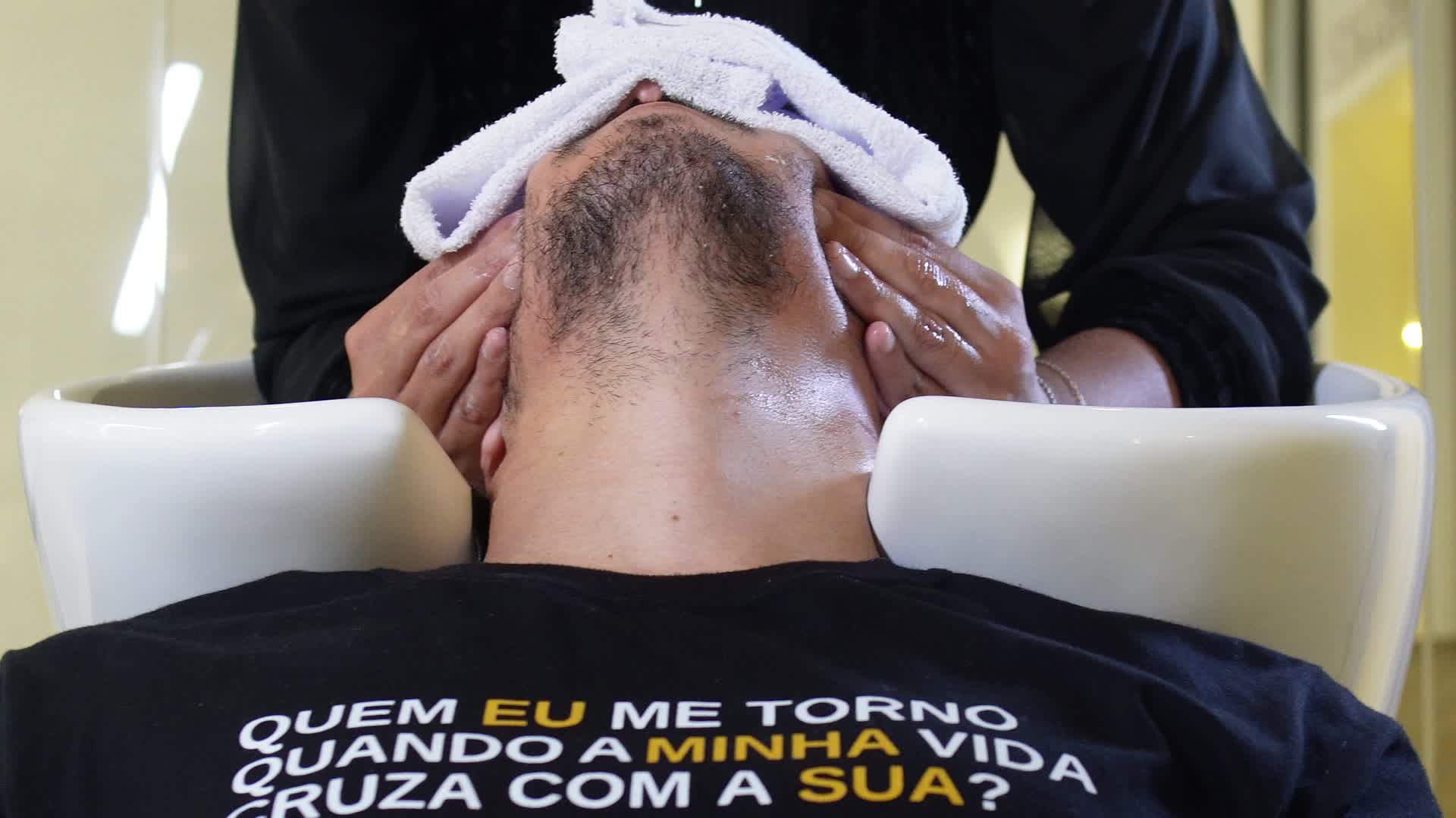 Massagem no lavatório